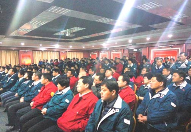 aoa体育（中国）管理人员正在大会堂认真听取科技人员的科普知识讲座